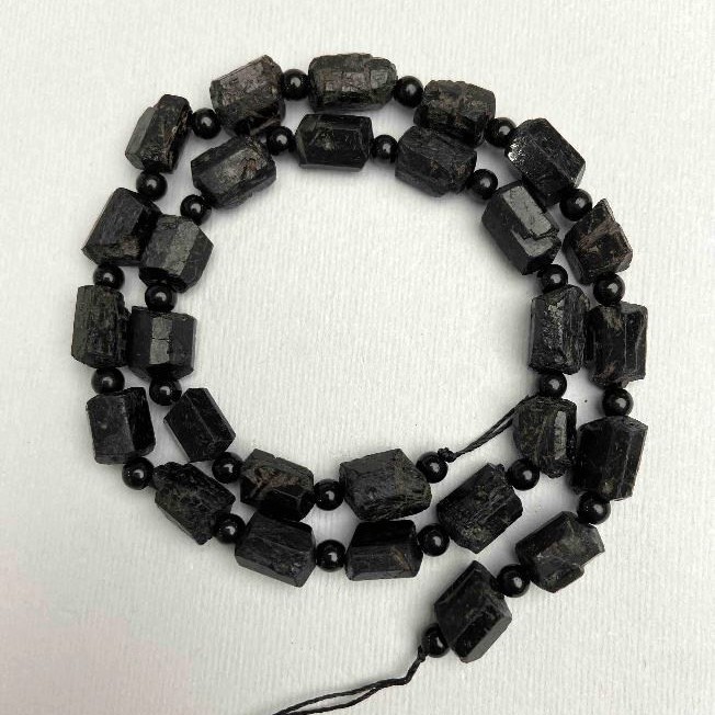 Koraliki z turmalinu Sherl – kawałki 8–12×7 mm ±, koraliki 4 mm ±, długość 40 cm ±