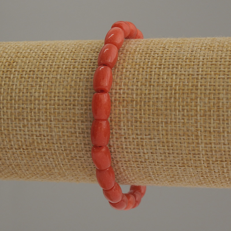 Bransoletka z sztucznego koralu w formie baryłek, średnica 8×6 mm, długość 18 cm, elastyczna