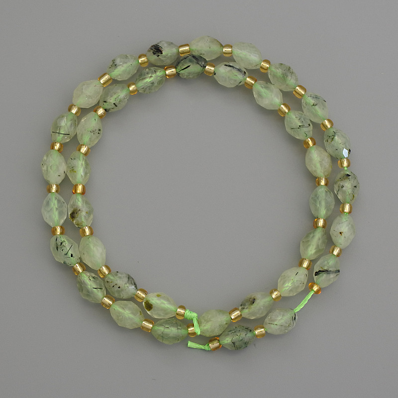 Koraliki z prenitu, fasetowane ziarenko, średnica 8×6 mm, z drobnymi koralikami 3 mm, długość 38 cm