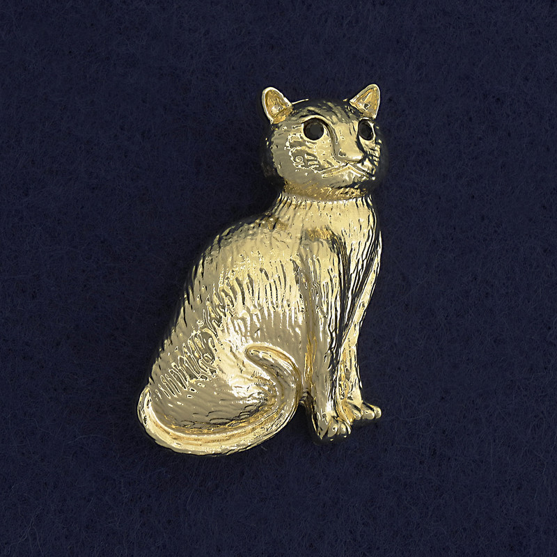Broszka-kulon w kształcie kota z czarnymi strassami, metal złocisty, 45×25 mm+