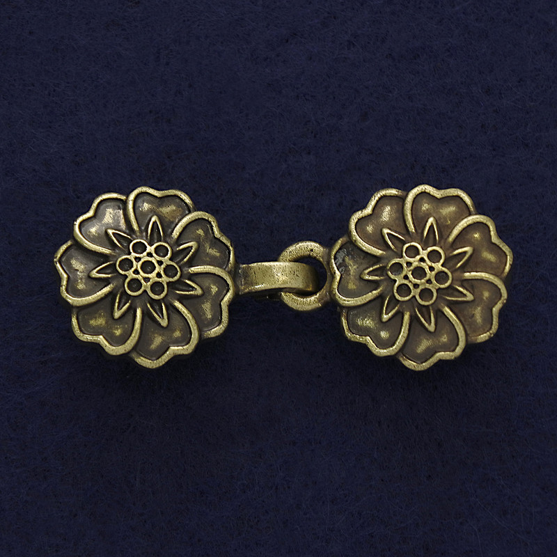 Broszka-zacisk do kardiganu w kolorze brązowym, średnica 21 mm ±, długość 52 mm ±