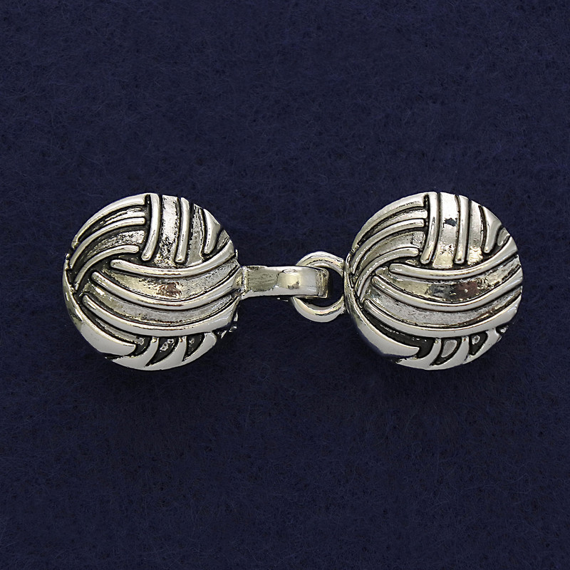 Broszka-zacisk do kardiganu z metalu srebrzystego, średnica około 20 mm, długość około 52 mm