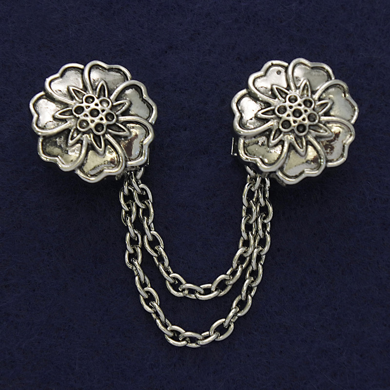 Broszka zaciskowa do kardiganów, srebrzysty metal, średnica 21 mm +/-, łańcuszek, długość 9 cm+