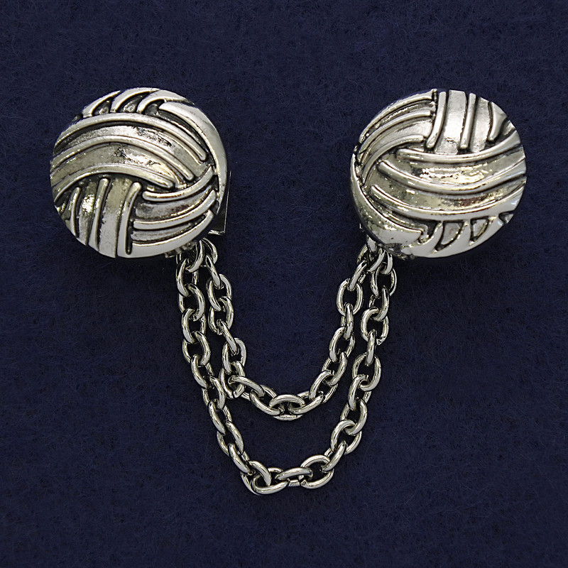 Broszka do kardiganów, srebrzysty metal, średnica około 20 mm, łańcuszek długości około 9 cm