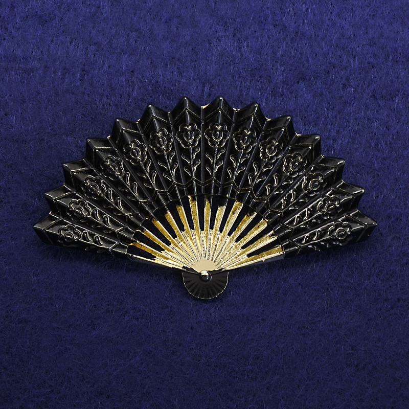 Broszka „Wachlarz” czarna emalia, złocisty metal 54×33 mm+
