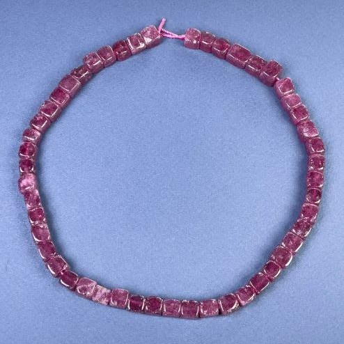 Koraliki turmalinu w kształcie kostek 8×8 mm na nici, długość 38 cm+