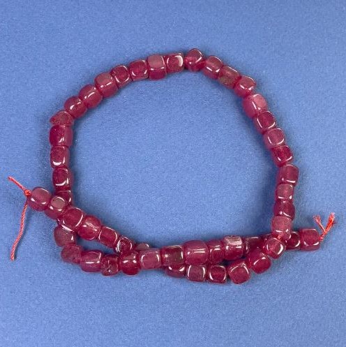 Koraliki turmalin w kształcie sześcianu 7×7 mm +- na nitce, długość 37 cm+