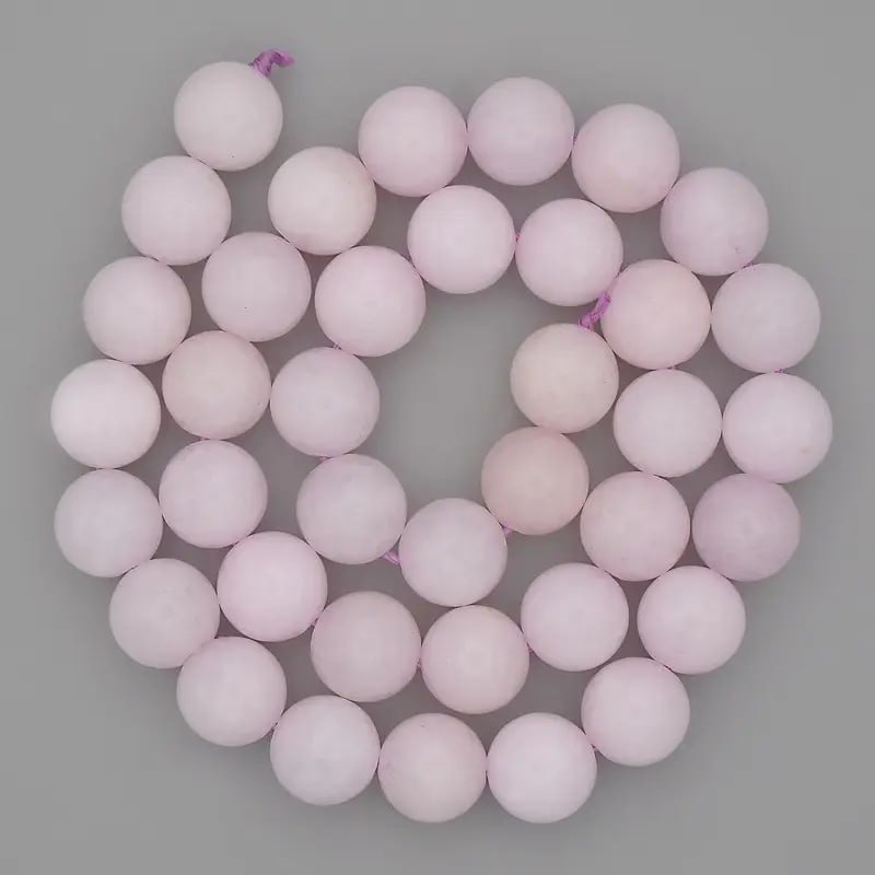 Koraliki z kunzytu, gładka kulka, średnica 10 mm, na nitce, długość 38 cm