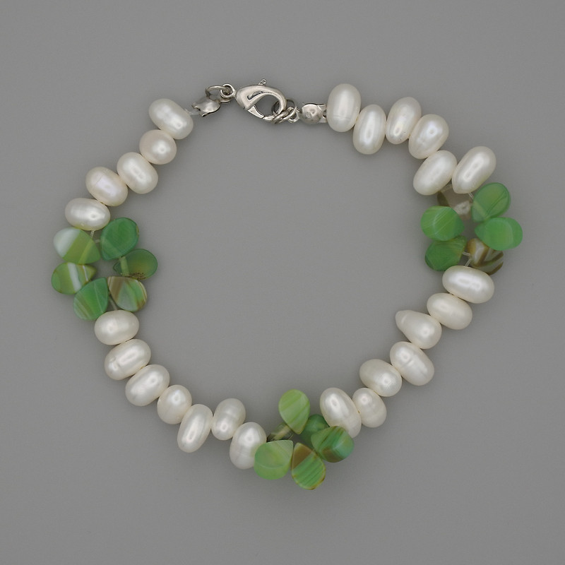 Bransoletka z rzecznych pereł owalnych, średnica 9×6 mm, agat w kształcie kropli 8×6 mm, na żyłce z zapięciem, długość 20 cm+