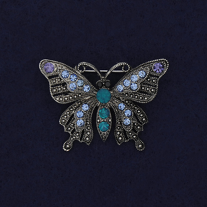 Broszka Motyl ze srebrzystego metalu i kryształami 41×30 mm