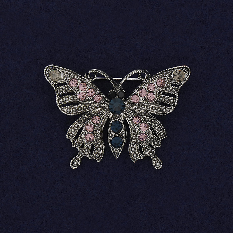 Broszka motyl z kryształami w srebrzystym metalu 41×30 mm +
