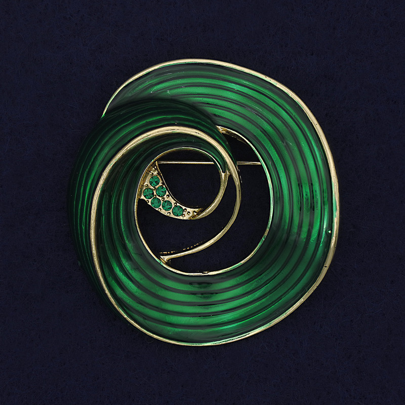 Broszka Akcent – zielona emalia, zielone kryształy, złoty metal, 48×45 mm+