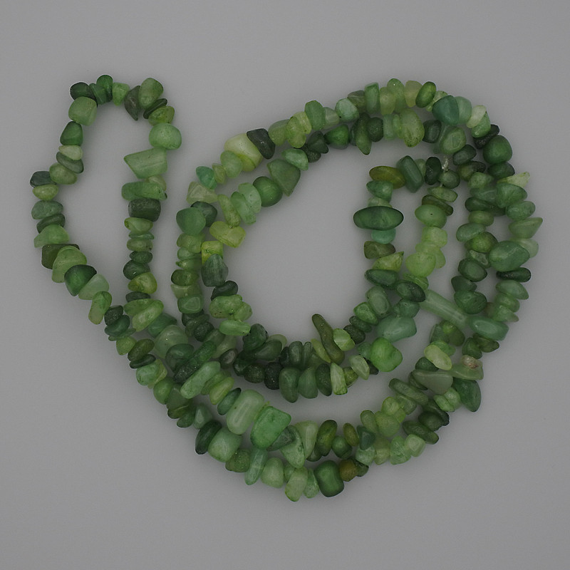 Koraliki z barwionego kwarcu, drobne kawałki 7×5 mm, na żyłce, długość 78 cm+
