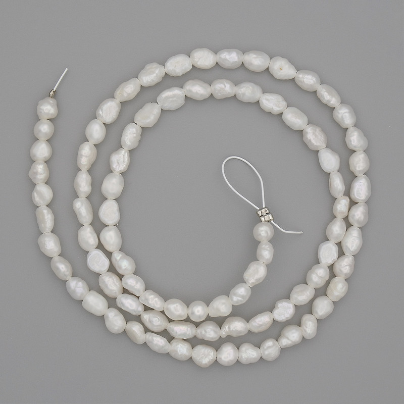 Koraliki z naturalnych pereł rzecznych 5–6×3–4 mm, długość 39 cm, na żyłce
