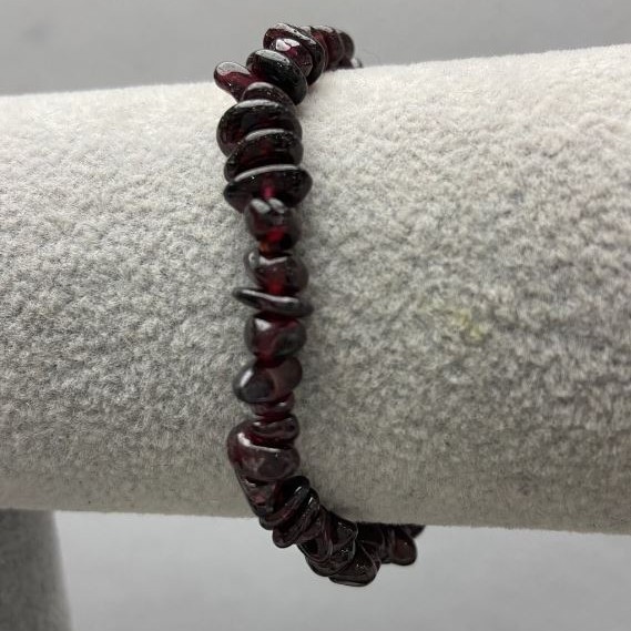 Bransoletka z drobin granatu, średnica 5–8×3 mm, długość 18 cm, elastyczna