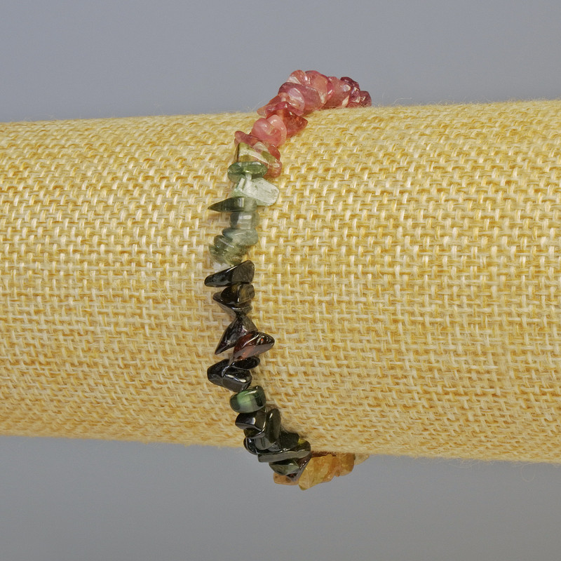 Bransoletka z naturalnego turmalinu, drobinki kamienia o średnicy około 6×2 mm, na elastycznej gumce, długość 18 cm+