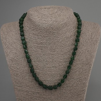 Naszyjnik z chryzoprazem w kształcie sześcianu, średnica 7 mm ±, długość 50 mm ±, z zapięciem