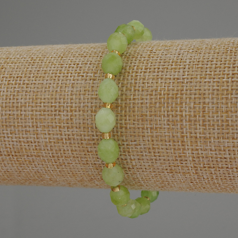 Bransoletka z chryzolitu «Oliwin szlifowane ziarno», średnica 8×6 mm ±, koraliki 3 mm ±, długość 18 cm, stretch