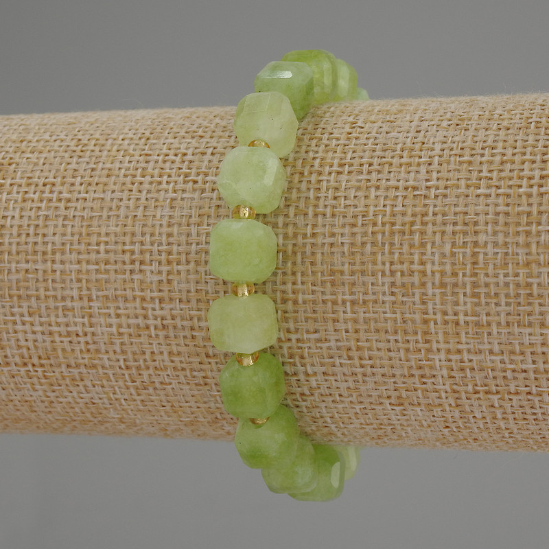 Bransoletka z chryzolitu oliwinowego – fasetowane kostki o wymiarach 8×8 mm ±, koraliki 3 mm ±, długość 18 cm, na elastycznej gumce