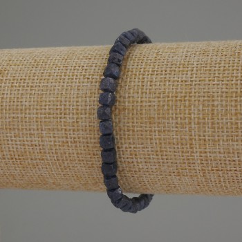 Bransoletka z fasetowanego szafiru w formie kostki, średnica 5 mm, długość 18 cm, na gumce elastycznej.