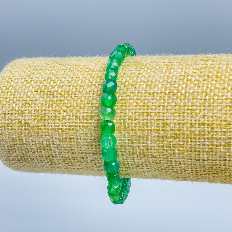 Bransoletka z chryzoprazem — naturalny kamień, szlifowany sześcian, wymiary ok. 5×5 mm, długość 18 cm (rozciągana)