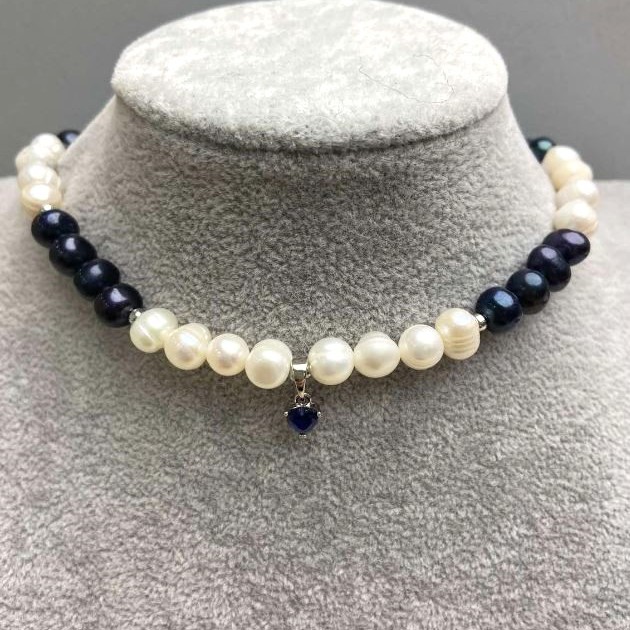 Choker czarne i białe perły rzeczne owalne 8x6-7 mm +/- z zawieszką, długość 38 mm +/- z przedłużaczem łańcuszka