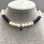 Choker czarne i białe perły rzeczne owalne 8x6-7 mm +/- z zawieszką, długość 38 mm +/- z przedłużaczem łańcuszka
