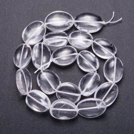 Koraliki z naturalnego kamienia – kryształ górski, kuleczkowe, średnica 14–19×14–17 mm, długość około 40 cm na nitce