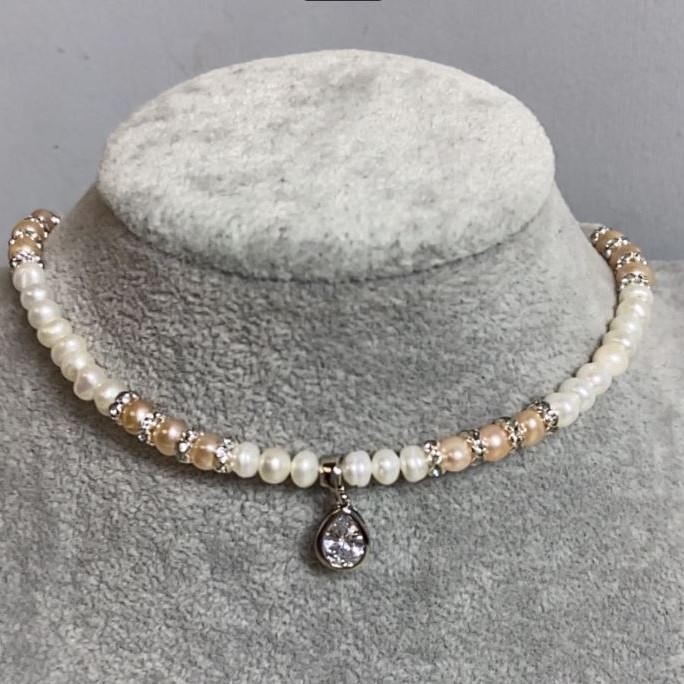 Choker z beżowych i białych pereł rzecznych owalnych 5–6×5–4 mm, z zawieszką, długość 38 mm, z przedłużającym łańcuszkiem
