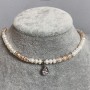 Choker z beżowych i białych pereł rzecznych owalnych 5–6×5–4 mm, z zawieszką, długość 38 mm, z przedłużającym łańcuszkiem