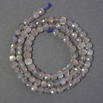 Koraliki z labradorytu fasetowane w kształcie sześcianów, wymiar 4×4 mm ±, na nitce, długość 39 cm+