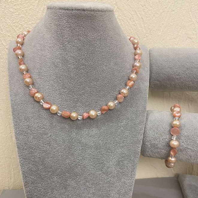 Zestaw naszyjnika i bransoletki „Asorty” – owalne koraliki 9×8 mm +/- fasetowane 8×7 mm +/- kuleczka 4 mm +/-, długość około 50 cm +/-, długość 18 mm +/- z przedłużanymi łańcuszkami