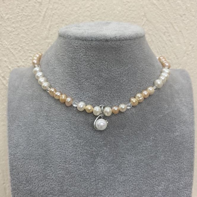 Choker z okrągłych pereł rzecznych, średnica 6,5×6 mm ±; gładka kulka kryształu górskiego, średnica 4,5 mm ±; zawieszka 10 mm ±; regulowana długość, długość 38 cm