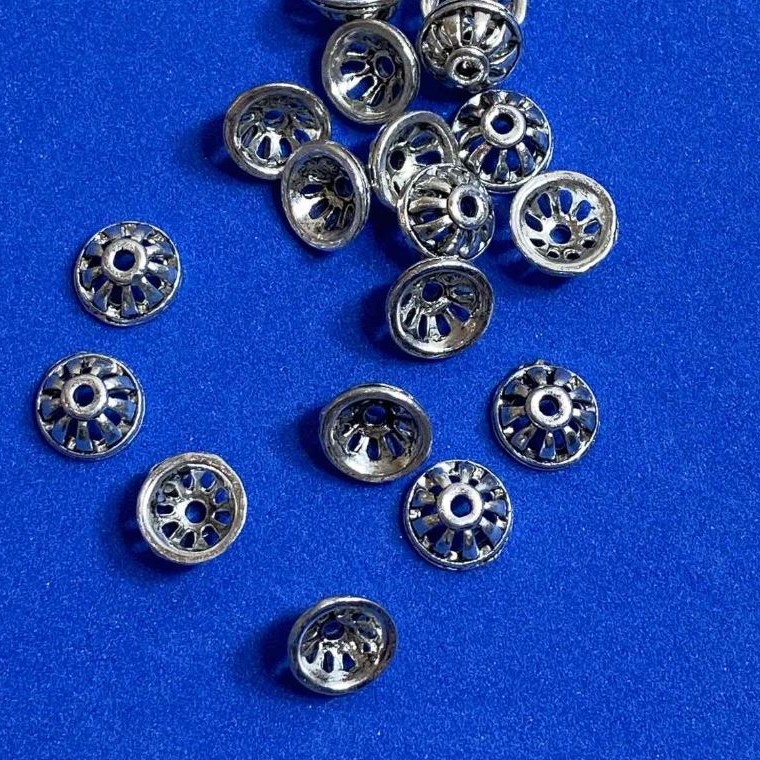 Srebrny kapeluszek do koralika, średnica 9×1 mm, otwór około 2 mm, opakowanie 20 g (~35 szt.)