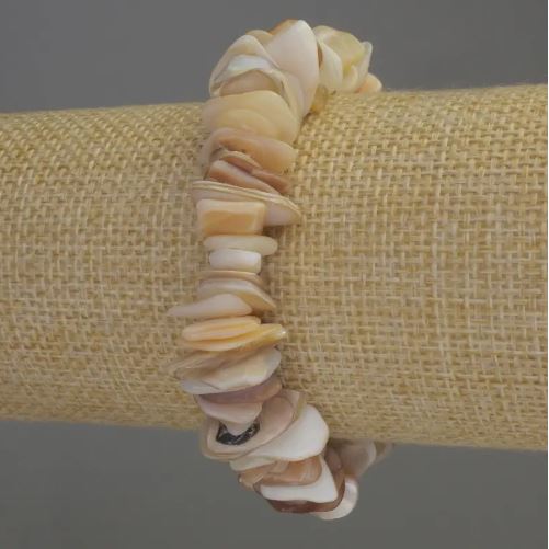 Bransoletka z drobin masy perłowej, średnica 10–15×2–3 mm, długość 18 cm, na elastycznej gumce