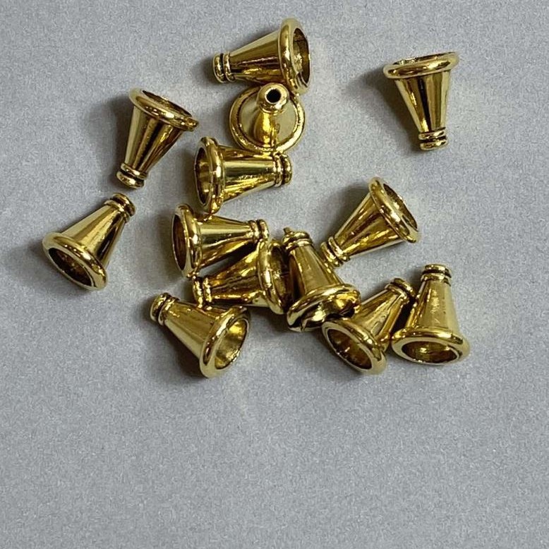 Złota końcówka jubilerska, średnica 11×9 mm, otwór 1,8 mm i 6,7 mm, kolor metalu: złoty, opakowanie 20 g ± 23 szt.