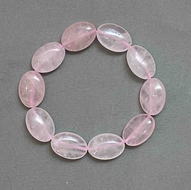 Bransoletka z różowego kwarcu w kształcie owalu, średnica 18×13 mm, długość 18 cm, elastyczna