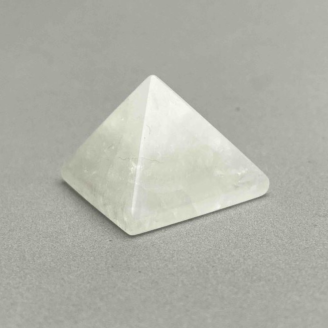 Piramida suvenir z kamienia górskiego – kryształ 30×30×25 mm+