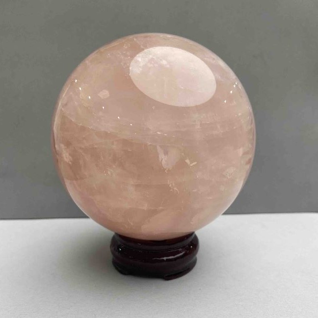 Kulka ozdobna z różowego kwarcu, średnica 10,6 cm, ± waga 1934 g, cena za sztukę