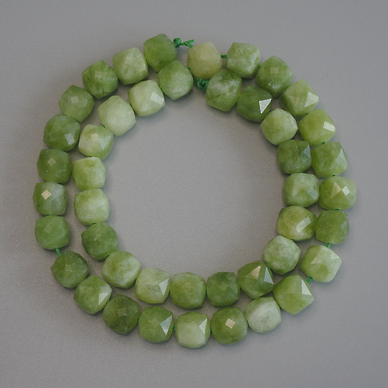 Koraliki z naturalnego kamienia: chryzolit (olwin), fasetowany sześcian, średnica 8,5 × 8,5 mm, długość 37 cm+-