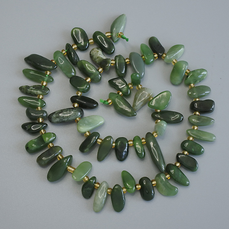 Koraliki jadeitu w kształcie motyla, średnica 12-17×6 mm ±, z koralikami 3 mm ±, długość 40 cm ± na nitce