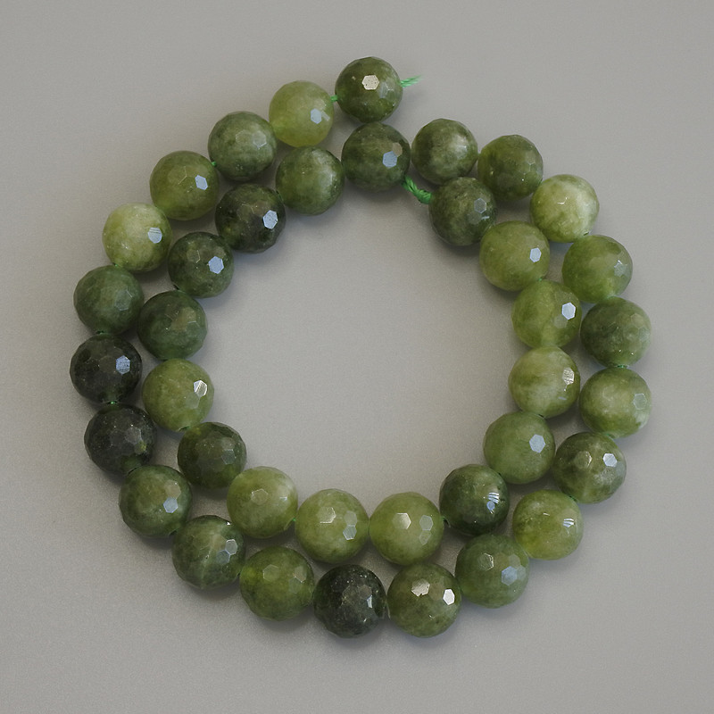 Koraliki jadeitu – fasetowana kuleczka, średnica 10 mm, długość około 37 cm, na nici