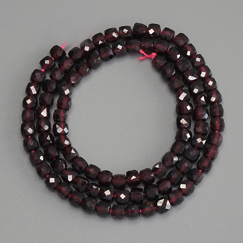 Koraliki z naturalnego granatu, fasetowane w kształcie kostek, średnica 4×4 mm, długość ok. 39 cm ±
