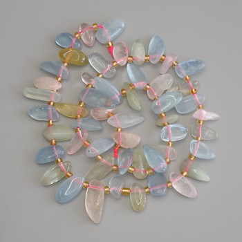 Koraliki morganitu fasetowane w kształcie motylków 14-17×6-8 mm + koraliki 3 mm na nitce, długość 41 cm