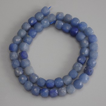 Koraliki awenturynu fasetowane w kształcie sześcianów, o wymiarach 7×7 mm, długość 38 cm