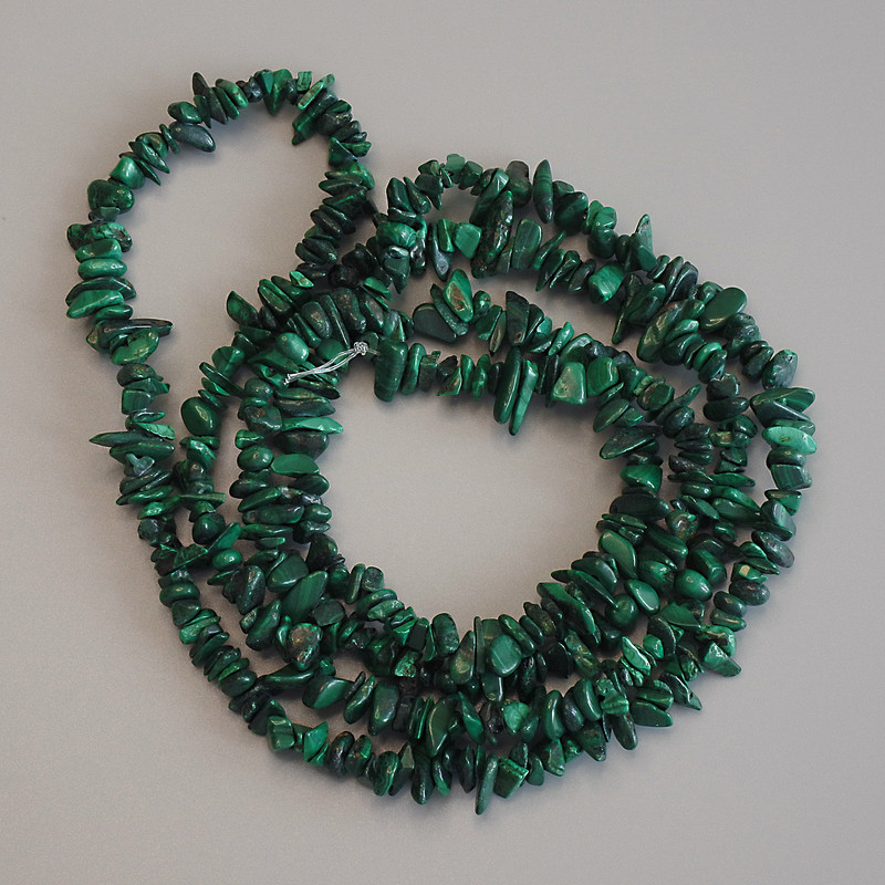 Koraliki malachitowe – drobinki, średnica 5–8×2–3 mm +/- na nici