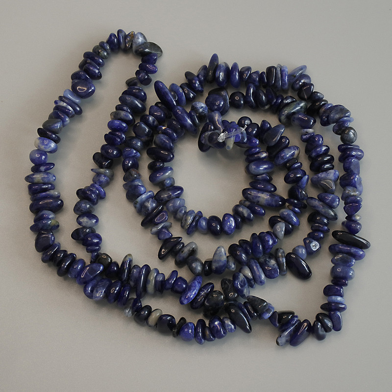 Koraliki sodalit – kawałki, średnica 6–9×2–4 mm, długość 80 cm na żyłce
