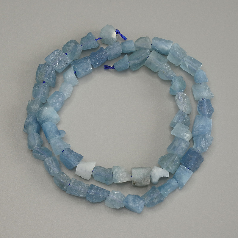 Koraliki z akwamarynu, nieobrobione kamienie, średnica 6–8×6–8 mm, długość 38 cm, na nitce