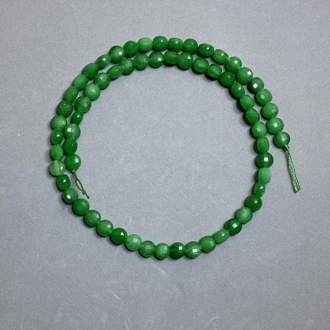 Koraliki z chryzoprazem, fasetowane monety, średnica 6 mm, długość 39 cm, na nici
