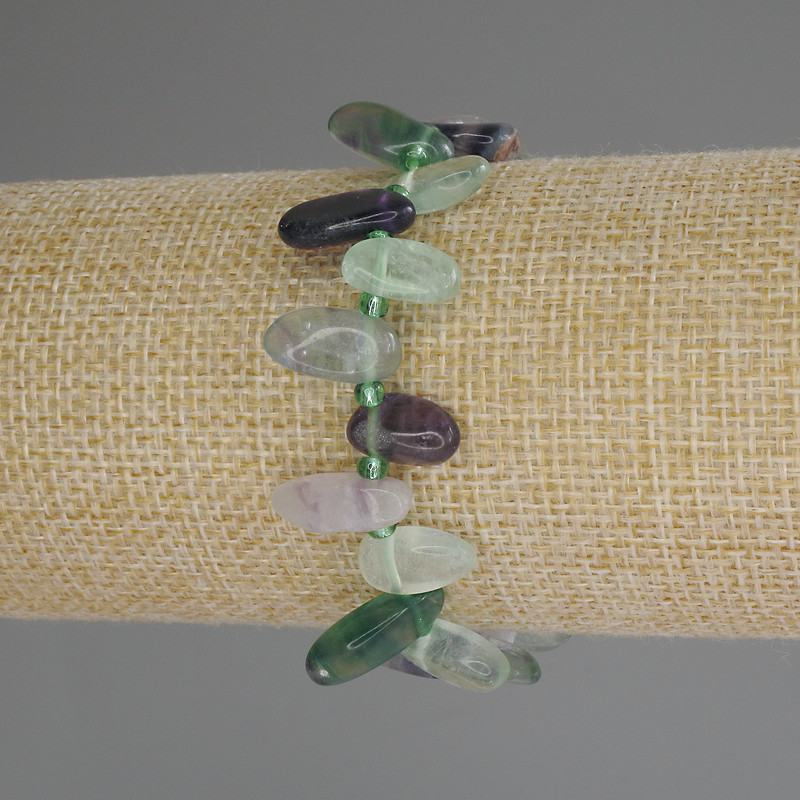 Bransoletka z fluorytu w kształcie motyla, średnica 10–17×7–8 mm, z fasetowanymi koralikami o średnicy 3 mm, długość 18 cm (rozciągliwa)